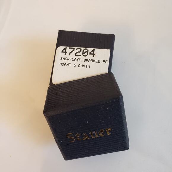 Stauer Snowflake Sparkle Pendant & Chain - Picture 4 of 9